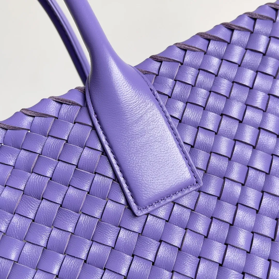 Batch 2860 Classic returns... (large size 51cm) • Cabat, born in 2001, is one of the most iconic styles of the Bottega Veneta workshop. The whole bag is made of top-grade imported lambskin. There is no exposed logo on the whole bag, but with the classic wide woven elements, you can tell who it belongs to at a glance! Can be carried on one shoulder, very practical! Style number: 608811 Size: 51*18*28
